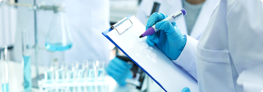  Scientists analyzing data 